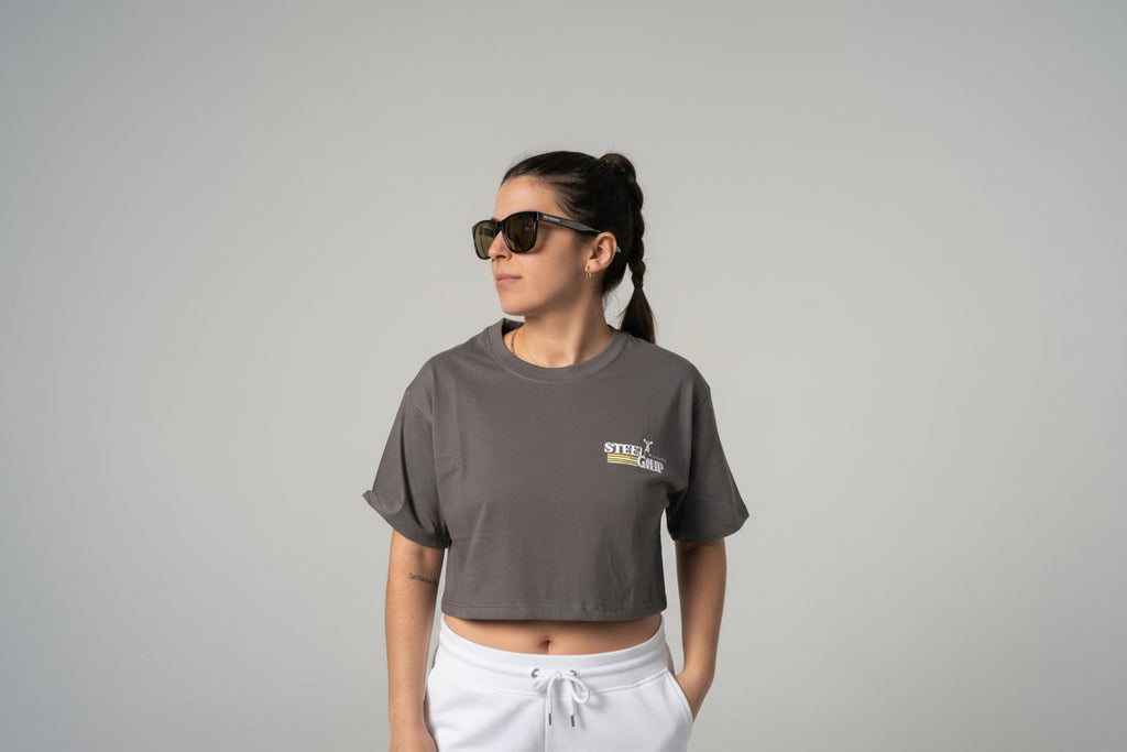 Camiseta Cropped STEEL GRIP – Gris Asfalto