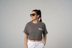Camiseta Cropped STEEL GRIP – Gris Asfalto